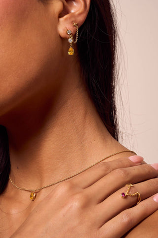 Astra earrings in gold vermeil with chain and pear-cut drop.

Aretes Astra en vermeil de oro con cadena y colgante en corte pera.