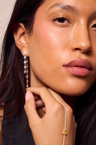 Model wearing the ZOGO Leto hand chain in sterling silver with a yellow pear-cut gemstone accent.

Modelo usando la cadena de mano ZOGO Leto en plata esterlina con una piedra central amarilla en corte pera.