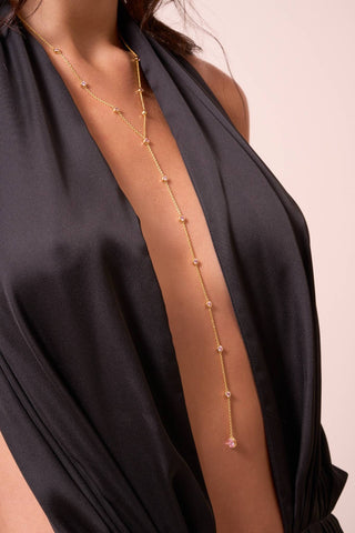 Model wearing Luzia necklace with deep neckline.

Modelo usando el collar Luzia con escote profundo.