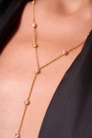 Detailed view of Luzia necklace pink bezel-set stones.

Vista detallada de las piedras engastadas en rosa del collar Luzia.