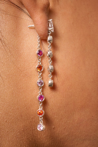 Side view of the ZOGO Sedna earrings with multicolored stones and silver settings.

Vista lateral de los aretes ZOGO Sedna con piedras multicolor y montura en plata.