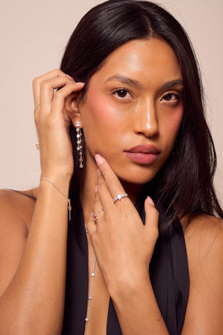 Model wearing the ZOGO Sedna earrings, long silver drop earrings with vibrant gemstones.

Modelo usando los aretes ZOGO Sedna, largos aretes de plata con piedras vibrantes.